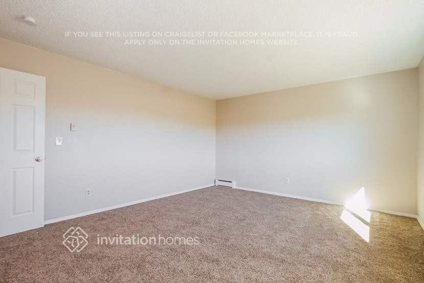 1024 S Waco Way - Photo 3 of 9