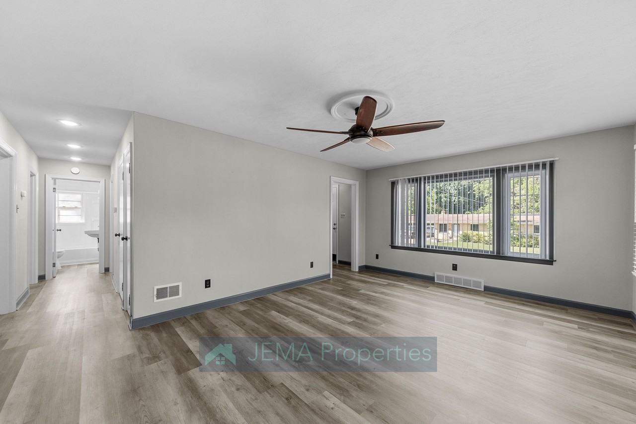 503 E 8th St #1 - Photo 5 of 26