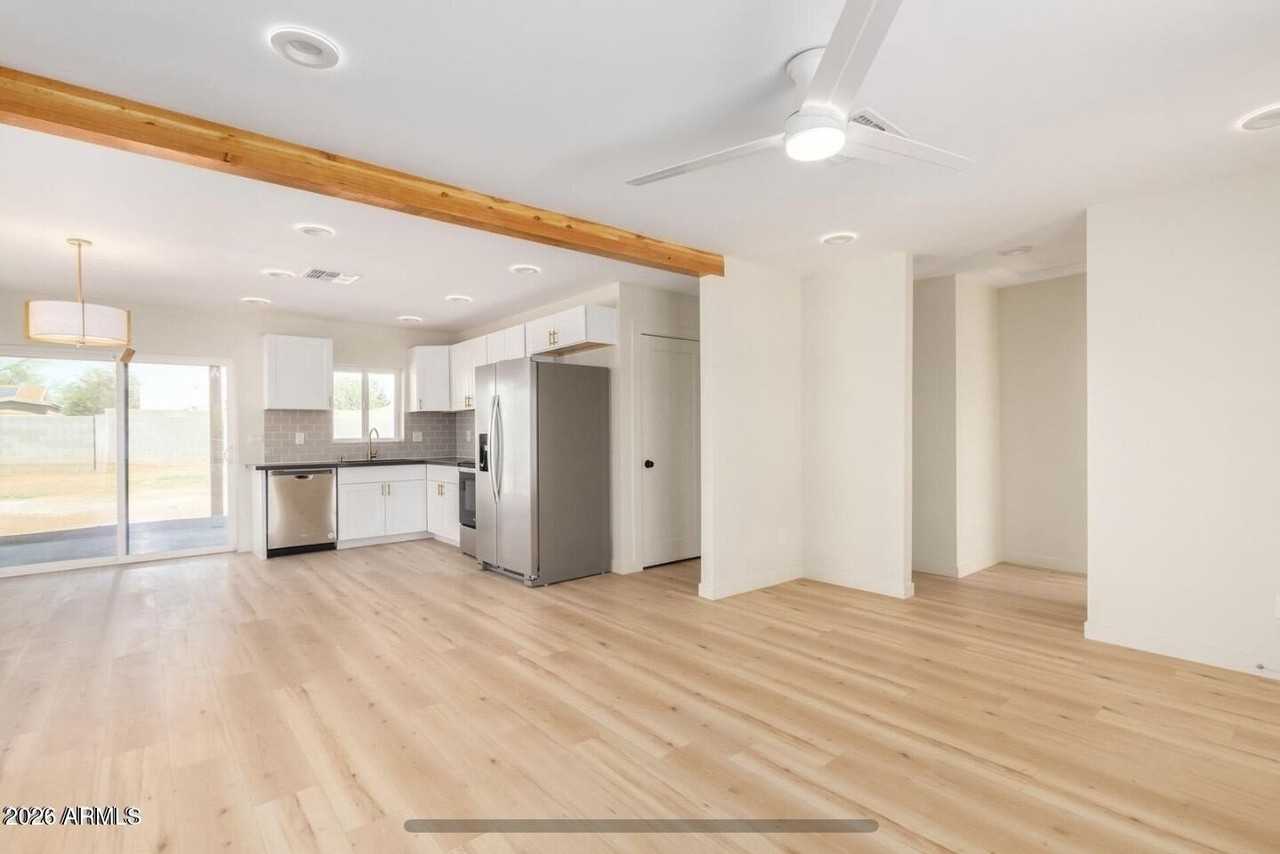 902 E Fairmount Ave - Photo 2 of 28