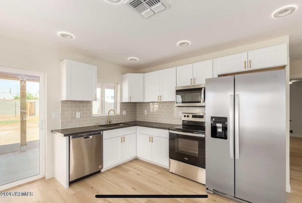 902 E Fairmount Ave - Photo 3 of 28