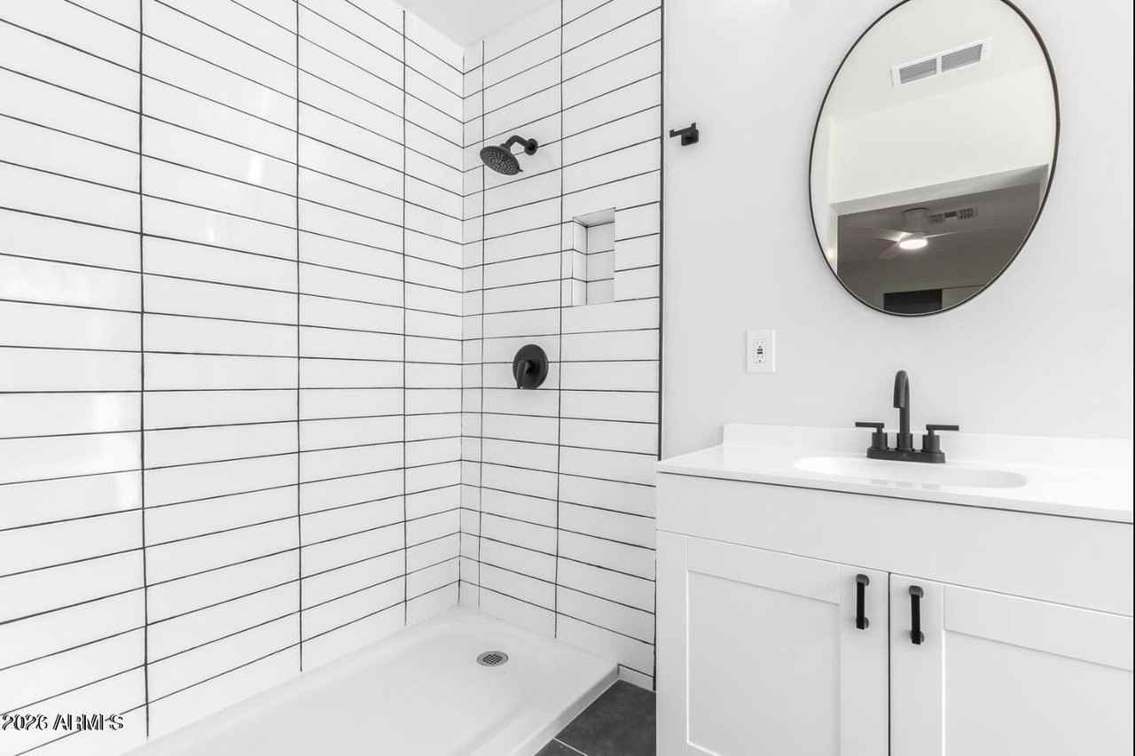 902 E Fairmount Ave - Photo 4 of 28