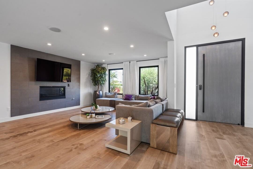 3207 Thatcher Ave - Photo 3 of 28