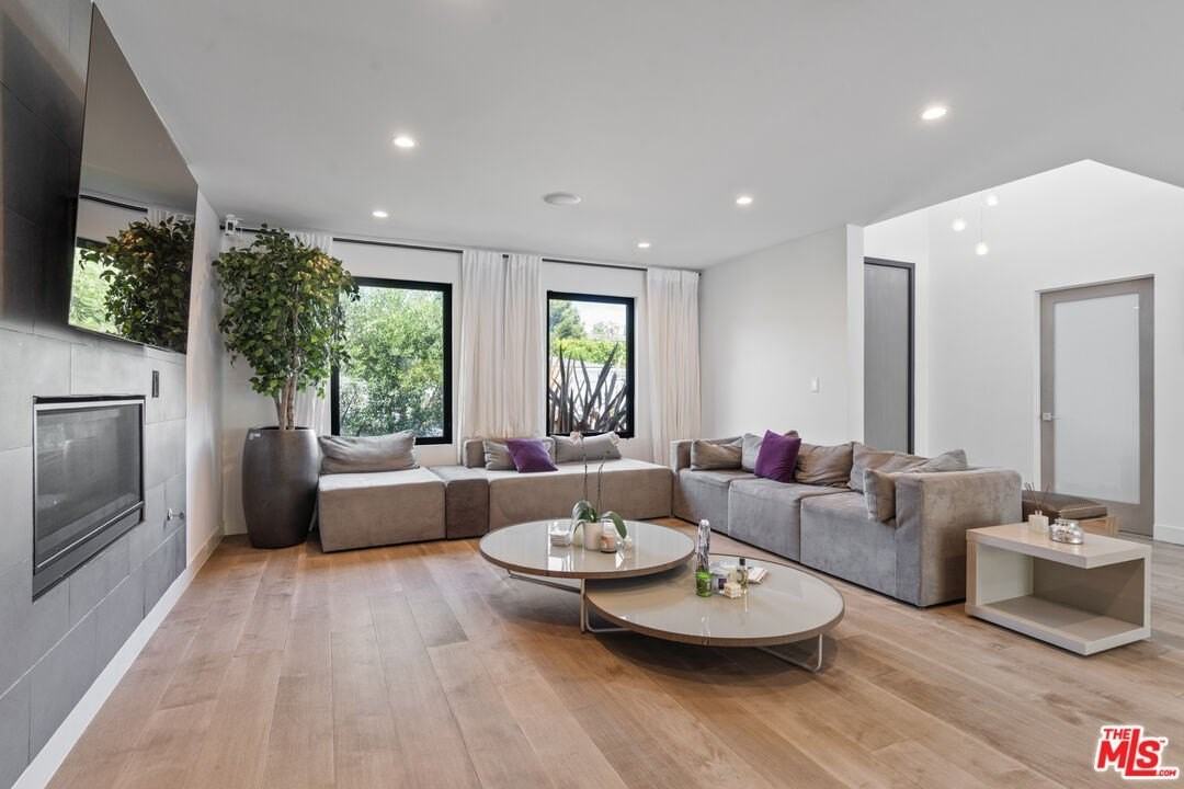 3207 Thatcher Ave - Photo 5 of 28