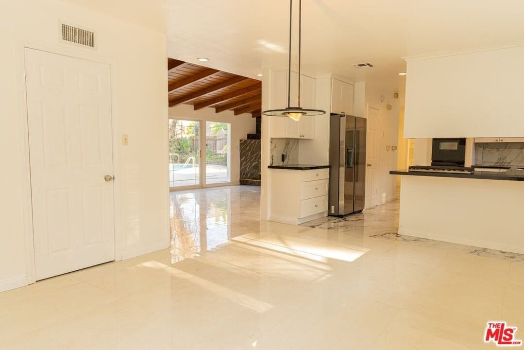 5604 Valley Circle Blvd - Photo 4 of 19