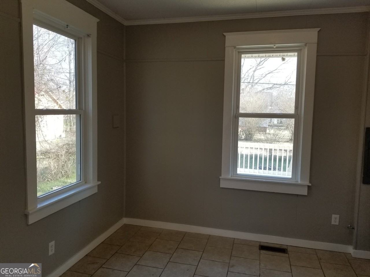 215 4rd - Shannon Street NE - Photo 3 of 12