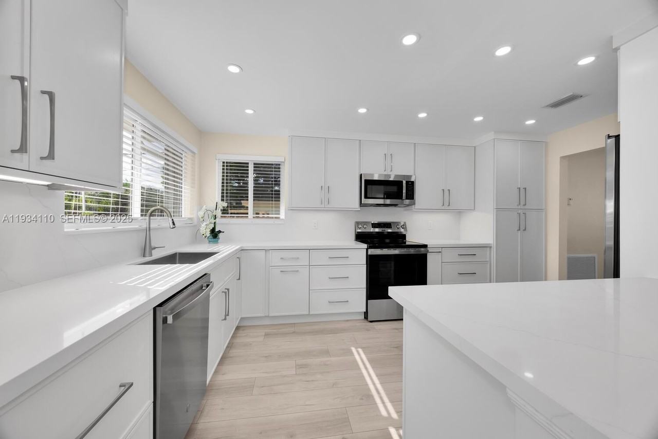 6110 Sw 79th St - Photo 3 of 8