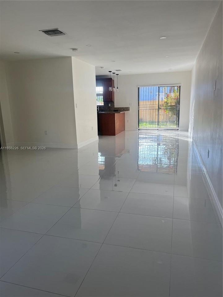 2470 Sw 108th Pl #2470 - Photo 3 of 18