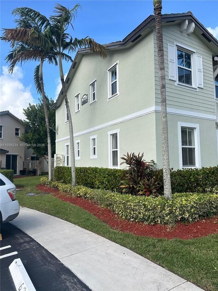 2853 Se 1st Dr #1 - Photo 5 of 29