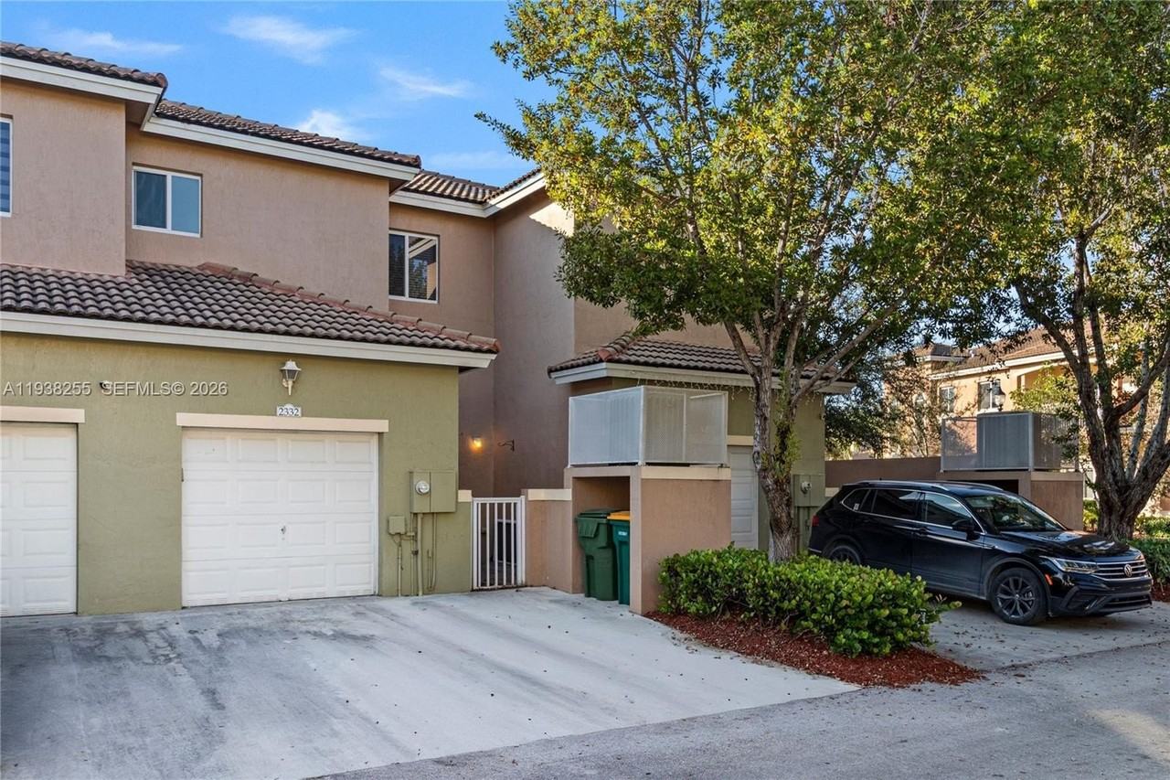 2332 Se 16th Pl #2332 - Photo 2 of 41