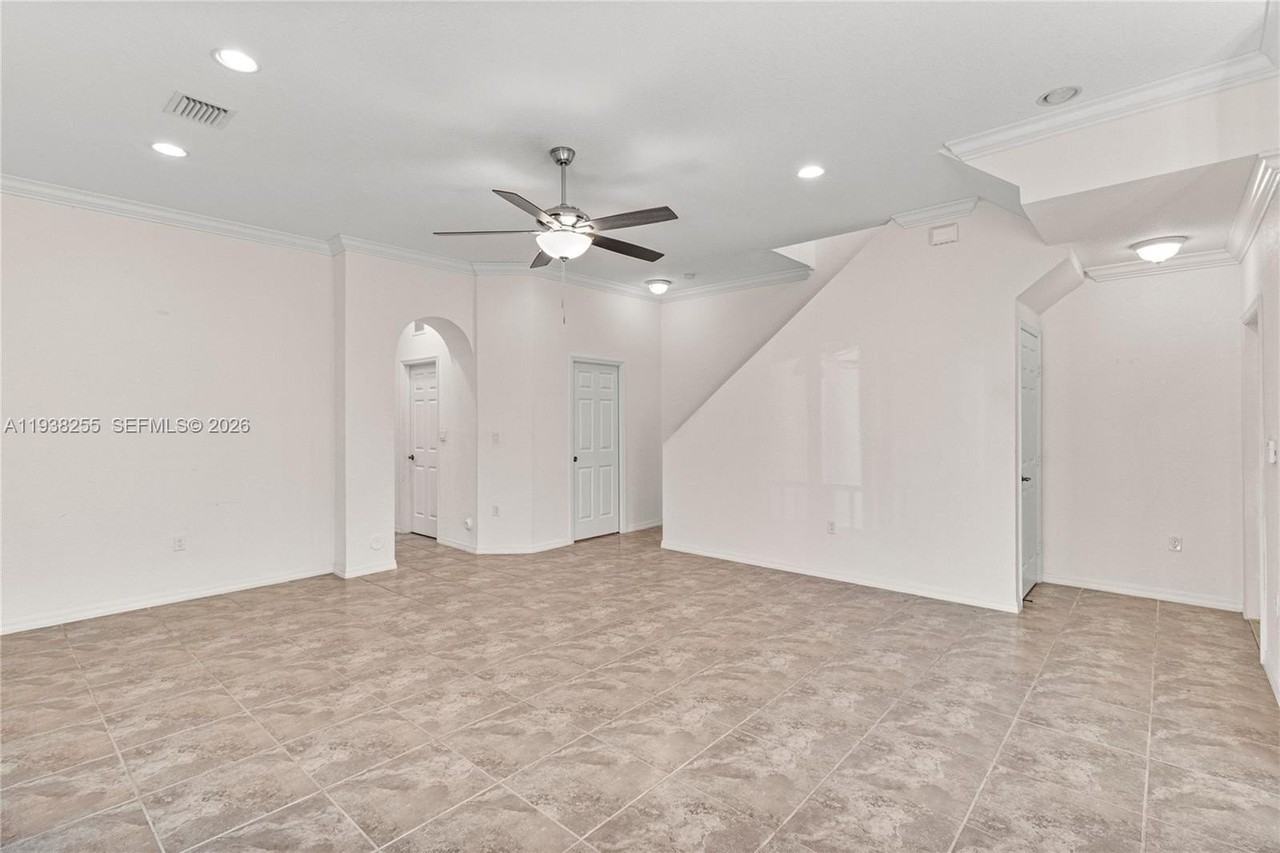 2332 Se 16th Pl #2332 - Photo 3 of 41