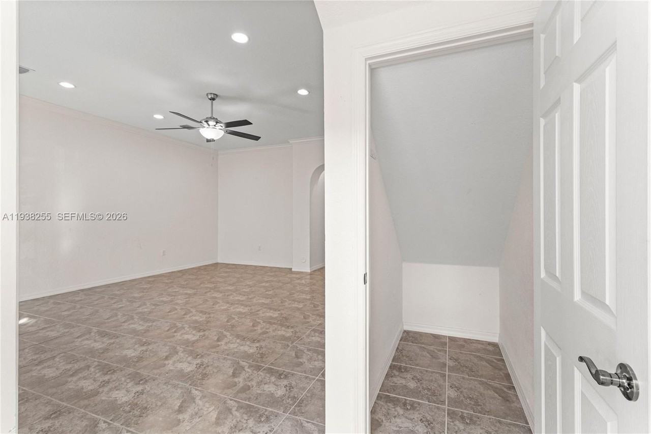 2332 Se 16th Pl #2332 - Photo 4 of 41