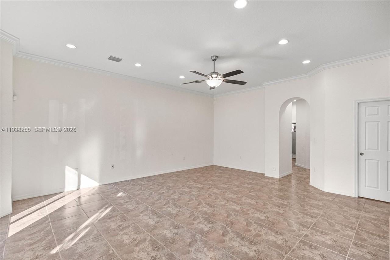 2332 Se 16th Pl #2332 - Photo 5 of 41