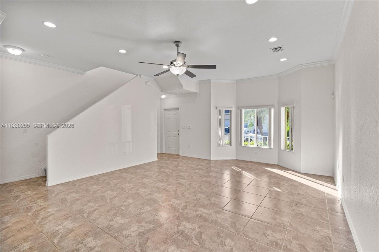 2332 Se 16th Pl #2332 - Photo 6 of 41