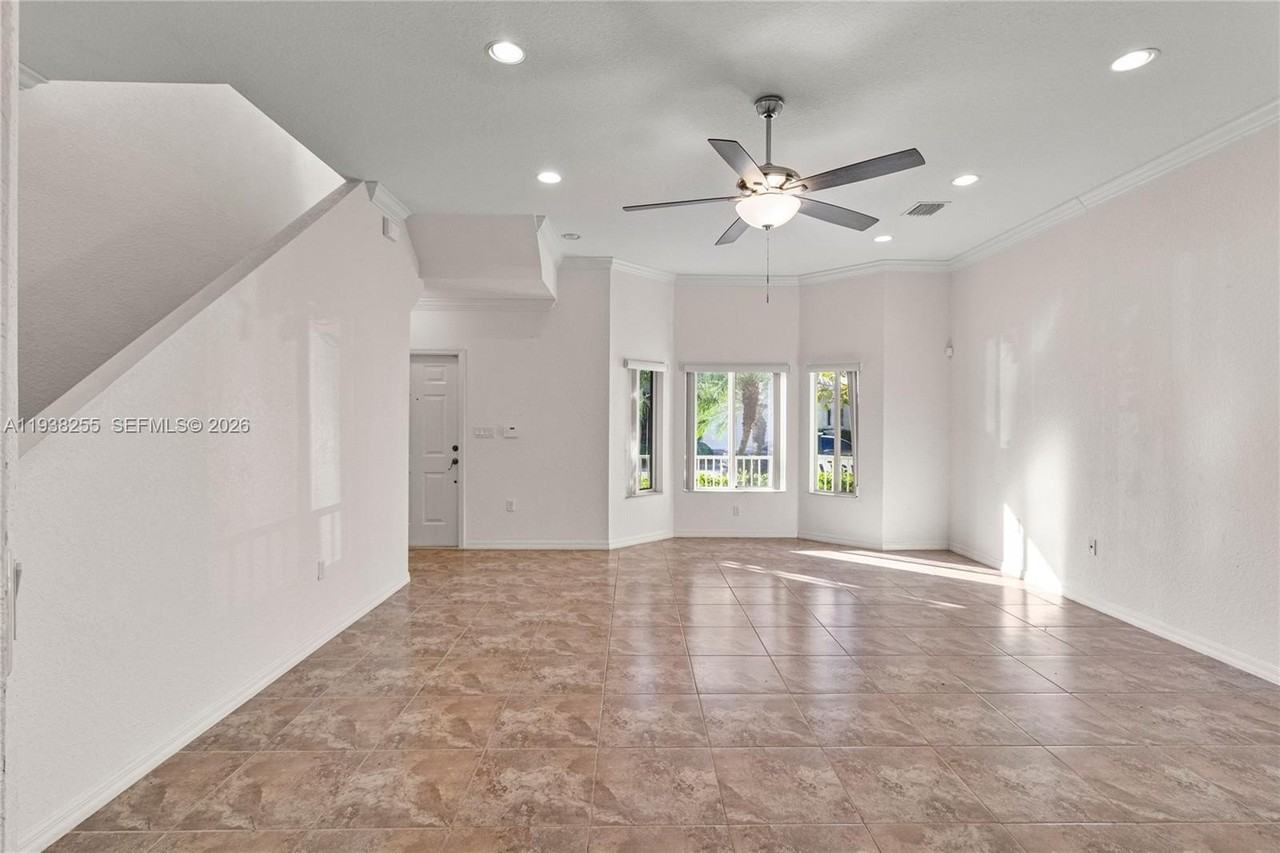 2332 Se 16th Pl #2332 - Photo 7 of 41