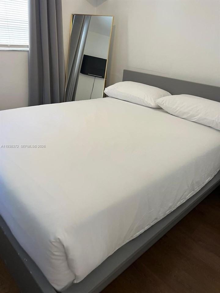 740 Michigan Ave #5 - Photo 2 of 4