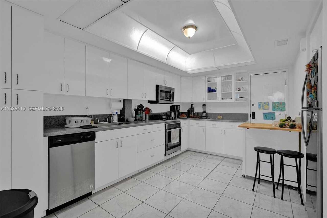 9300 Bay Harbor Ter #4B - Photo 5 of 28