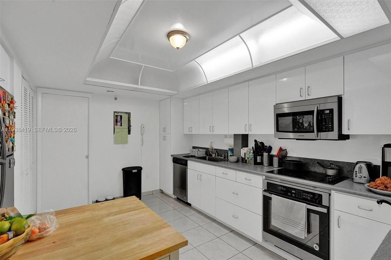 9300 Bay Harbor Ter #4B - Photo 6 of 28