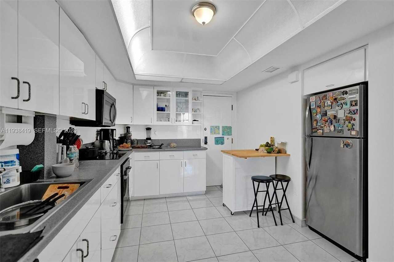 9300 Bay Harbor Ter #4B - Photo 7 of 28