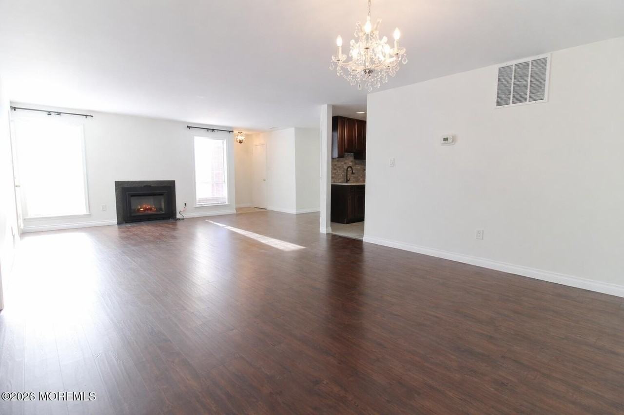 455 Hawthorne Pl - Photo 4 of 24