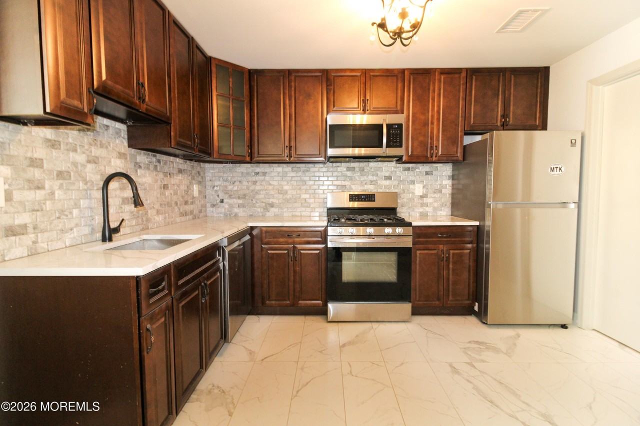 455 Hawthorne Pl - Photo 6 of 24