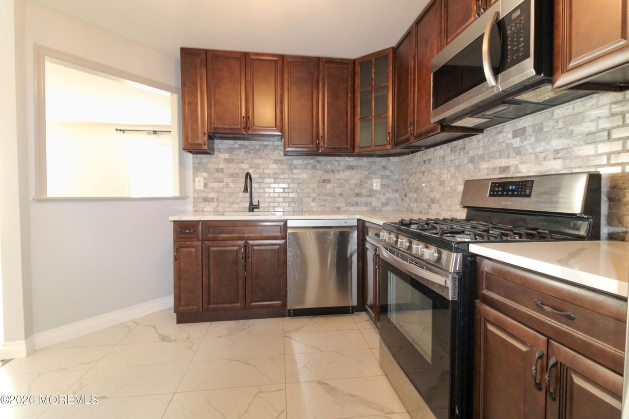 455 Hawthorne Pl - Photo 7 of 24