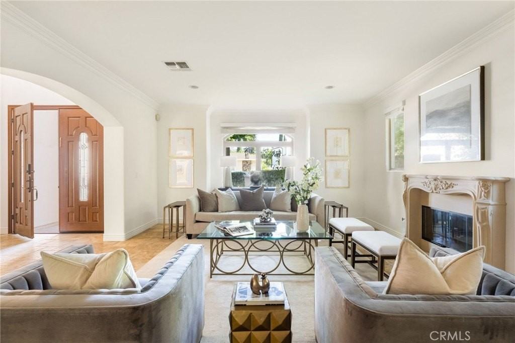 16659 Addison St - Photo 7 of 48