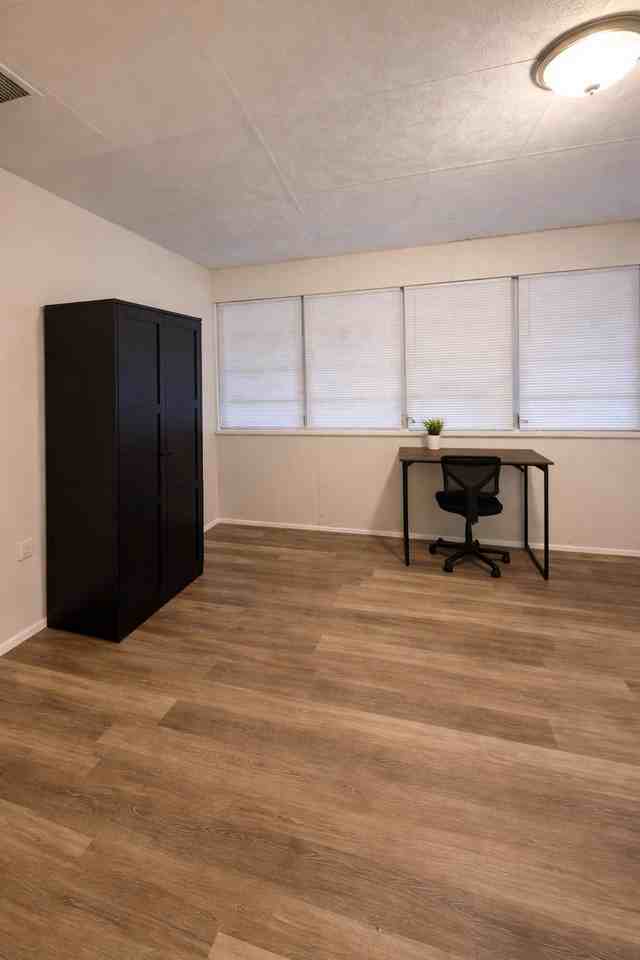 E Elm St - Photo 3 of 4