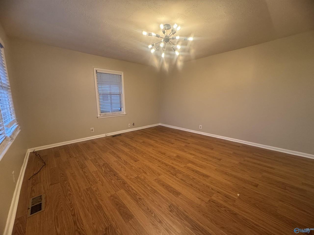 1808 Oakwood Ave Ne - Photo 6 of 19