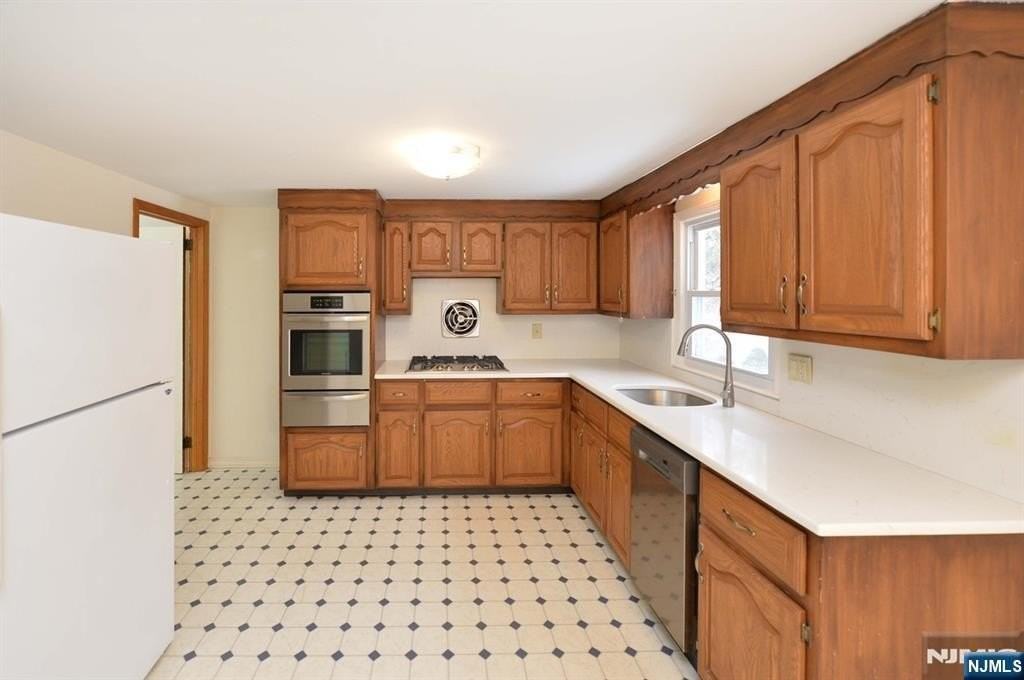 26 Bank St - Photo 3 of 13