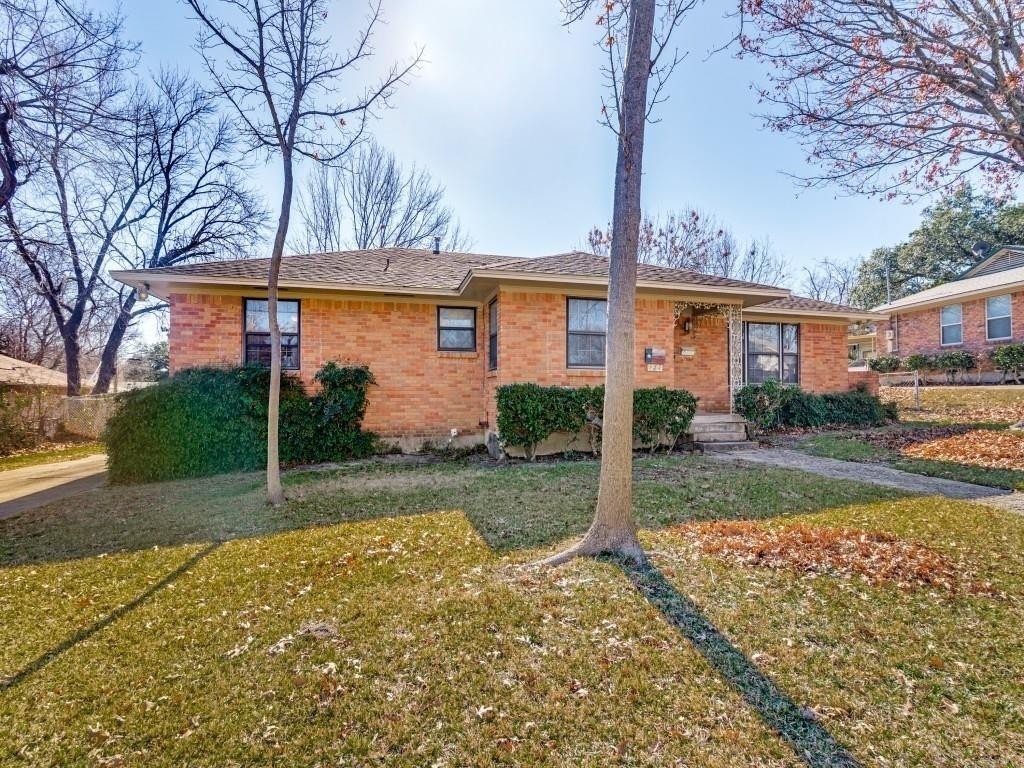 722 Hawthorne Dr - Photo 3 of 36