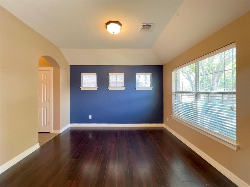 4716 Worchester Ln - Photo 2 of 19