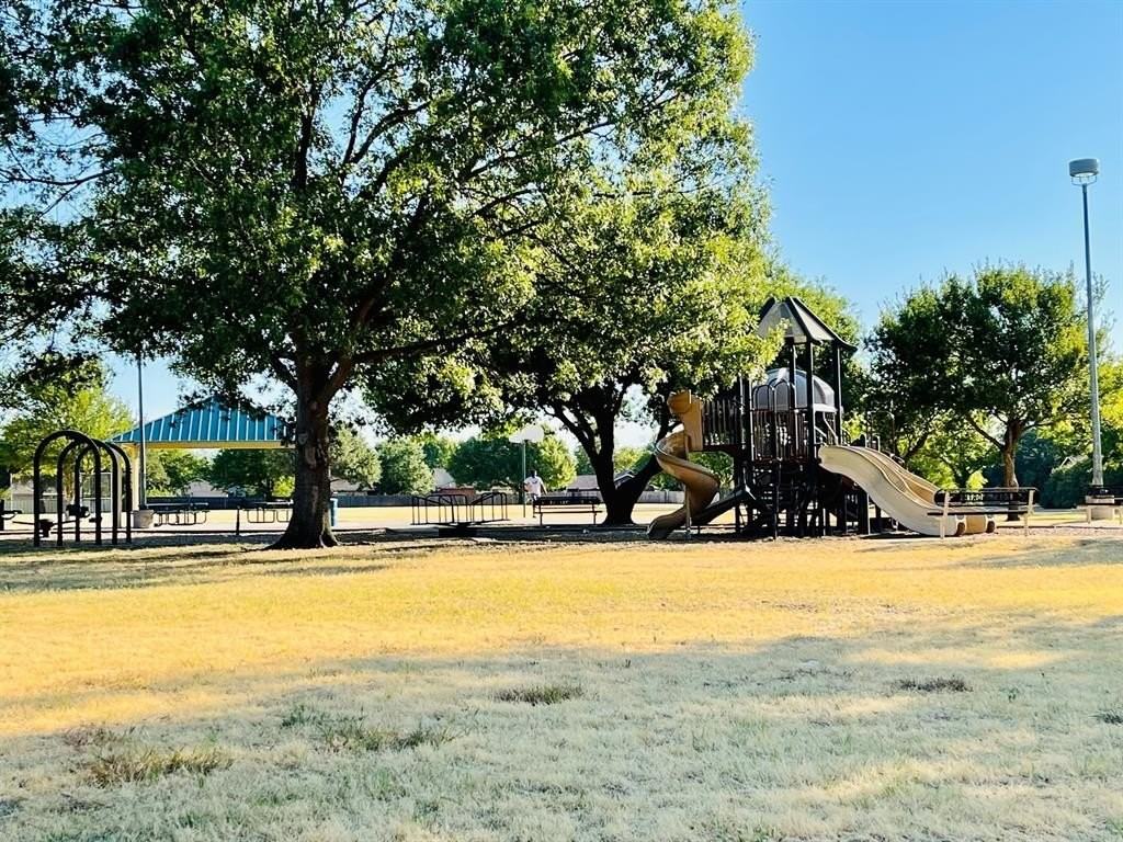 4337 Park Creek Cir N - Photo 4 of 17