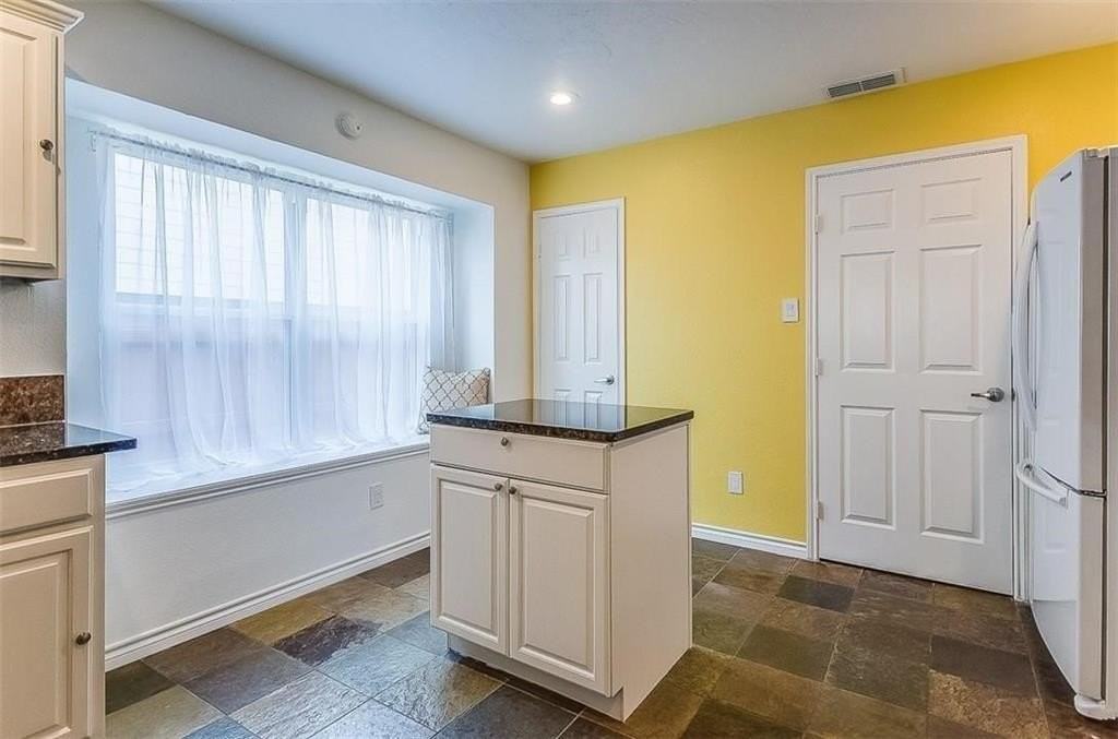 2116 Bentley Dr - Photo 5 of 22