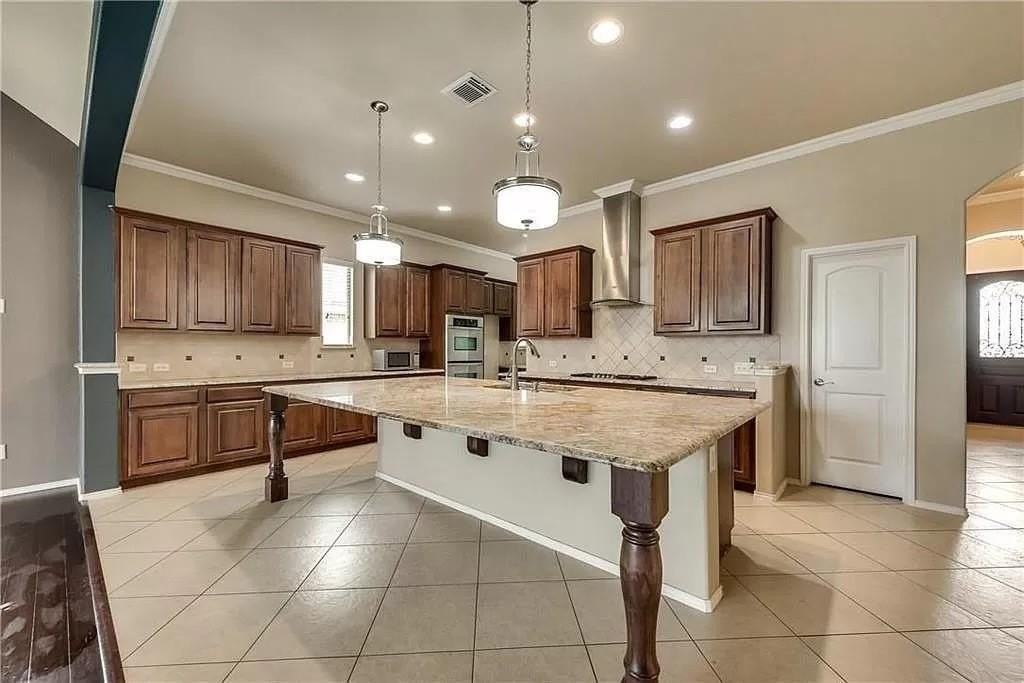 914 Mangrove Dr - Photo 2 of 16