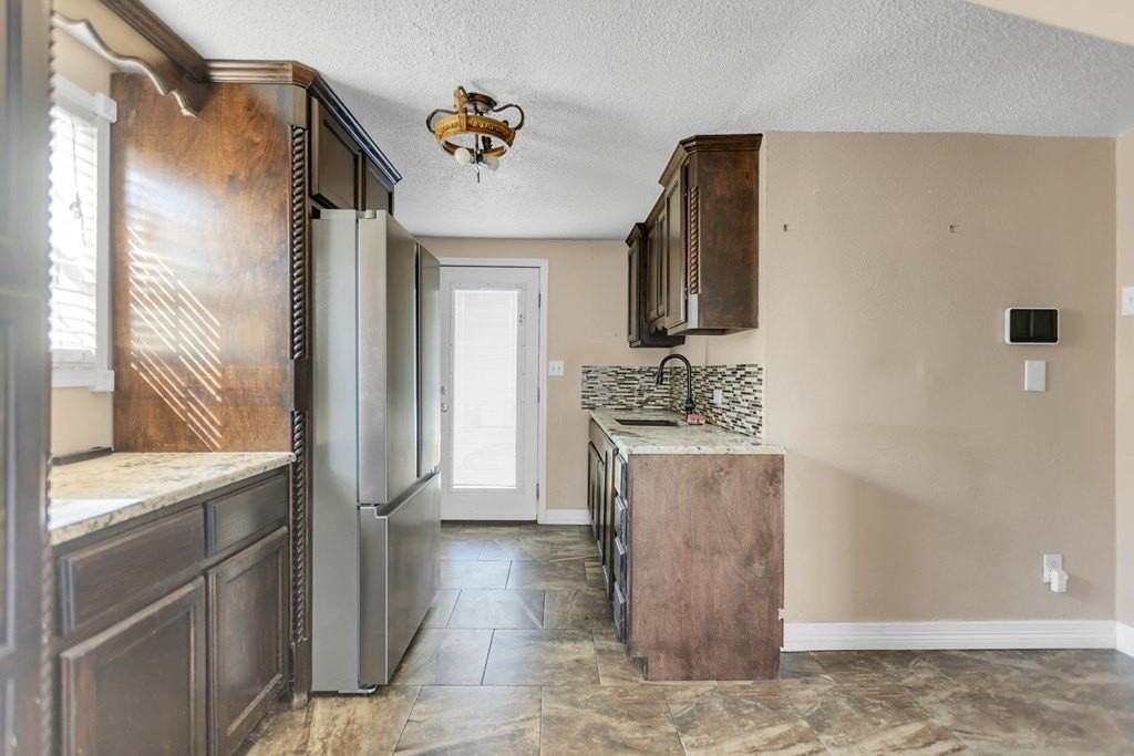 1322 Wilson St - Photo 6 of 23