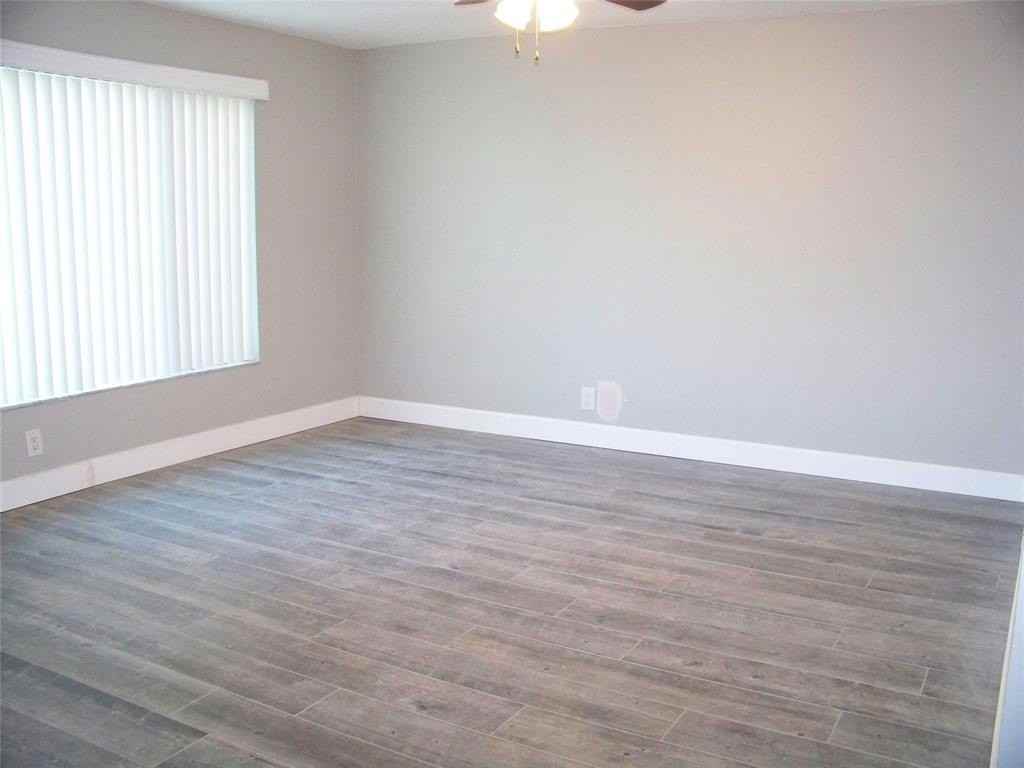 11210 Nw 39th St - Photo 3 of 16