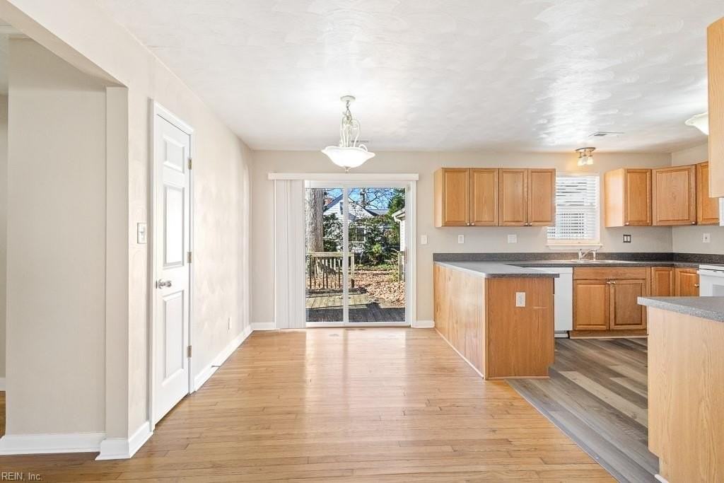 8827 Brighton St - Photo 6 of 37