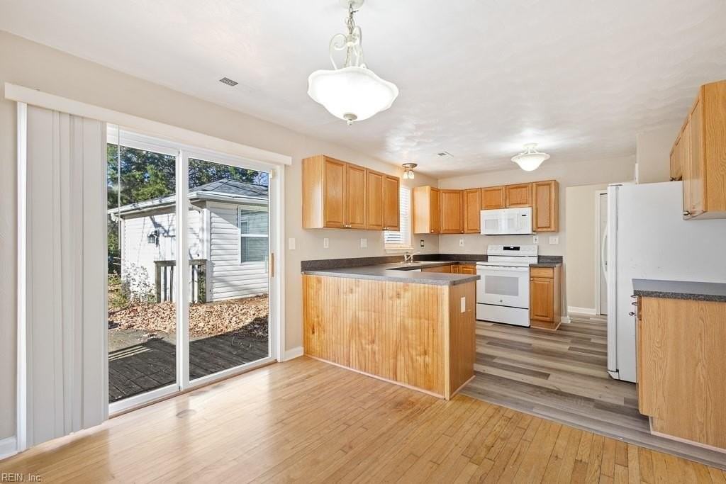 8827 Brighton St - Photo 7 of 37