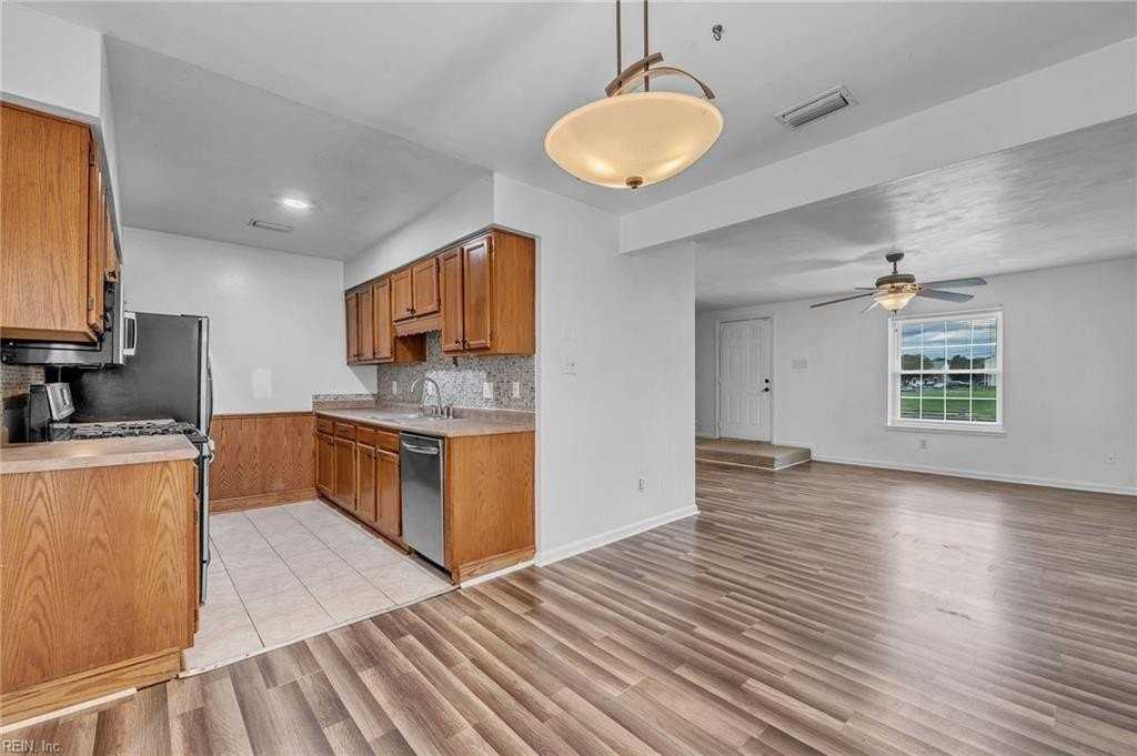 809 Huntly Dr - Photo 4 of 18