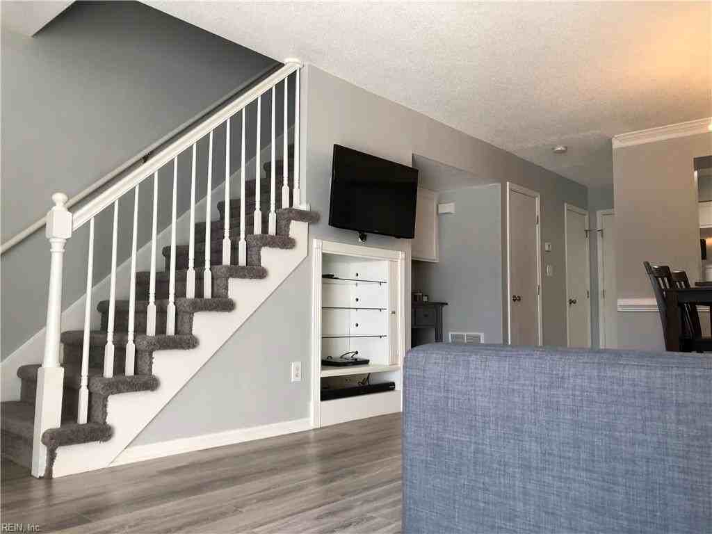 1009 Queens Way - Photo 2 of 23