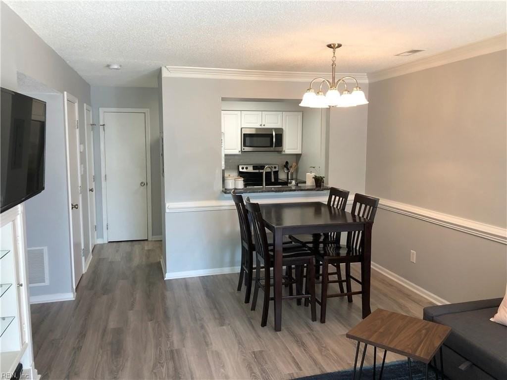 1009 Queens Way - Photo 3 of 23