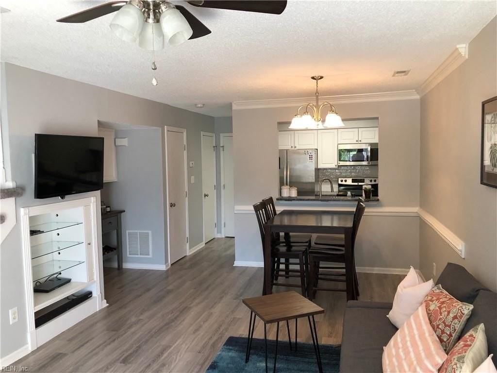 1009 Queens Way - Photo 5 of 23