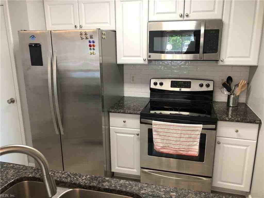 1009 Queens Way - Photo 6 of 23