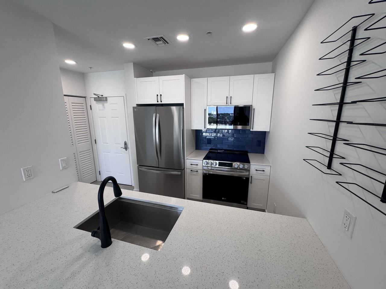 511 Lucerne Ave #611 - Photo 4 of 31