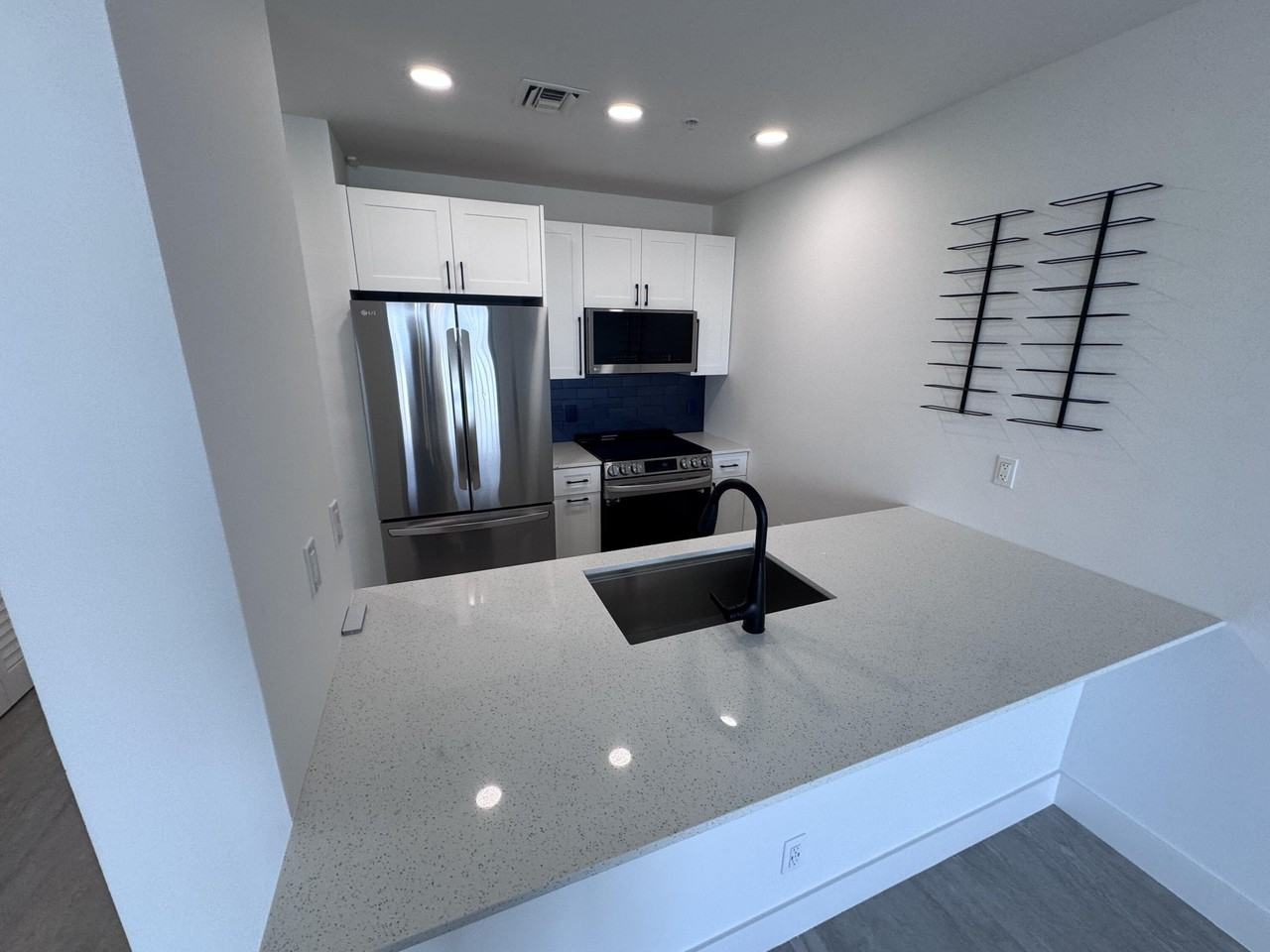 511 Lucerne Ave #611 - Photo 5 of 31