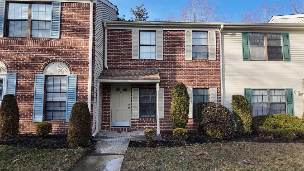 53 Greenwich Dr - Photo 2 of 14