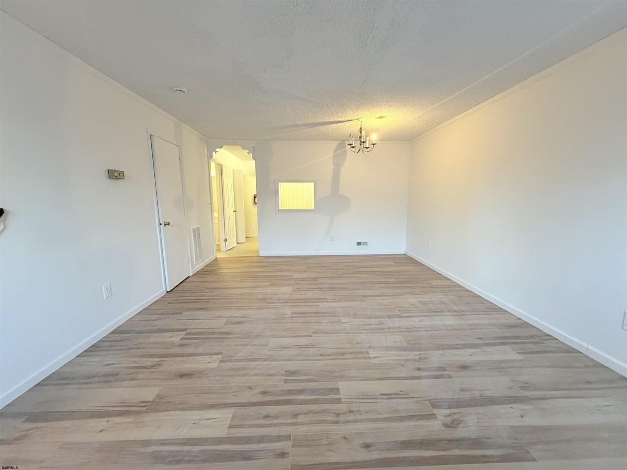 53 Greenwich Dr - Photo 3 of 14