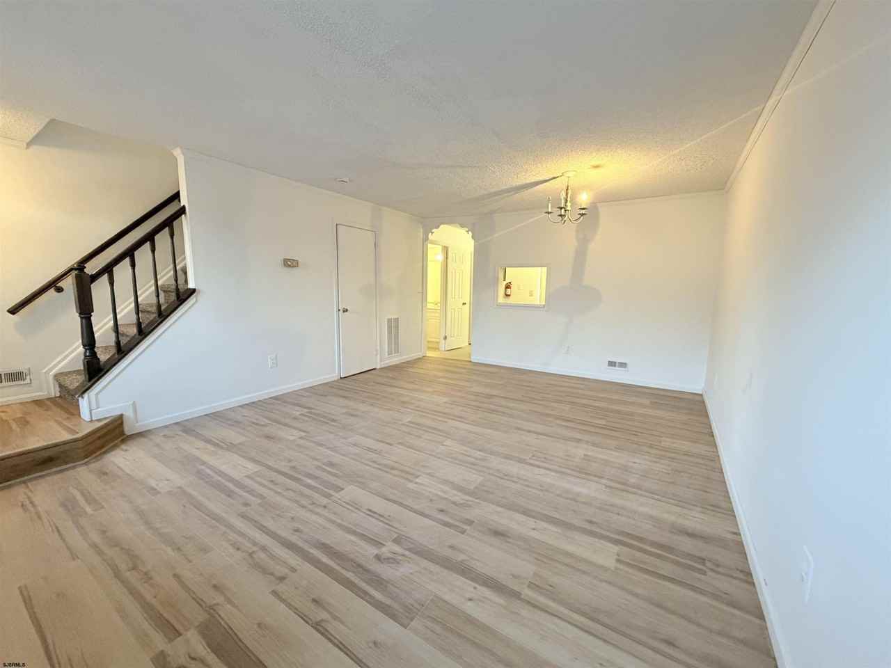 53 Greenwich Dr - Photo 4 of 14