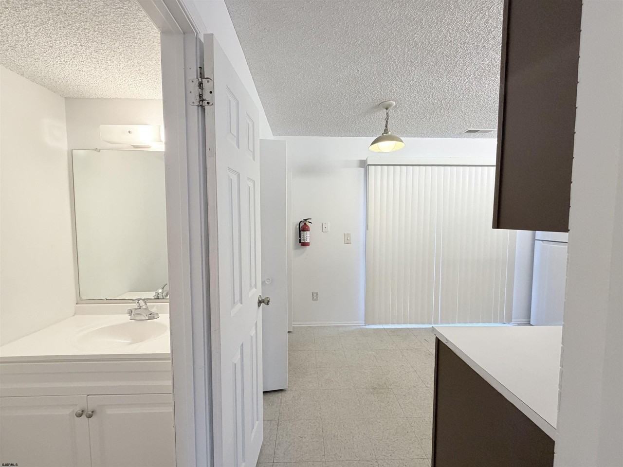 53 Greenwich Dr - Photo 5 of 14