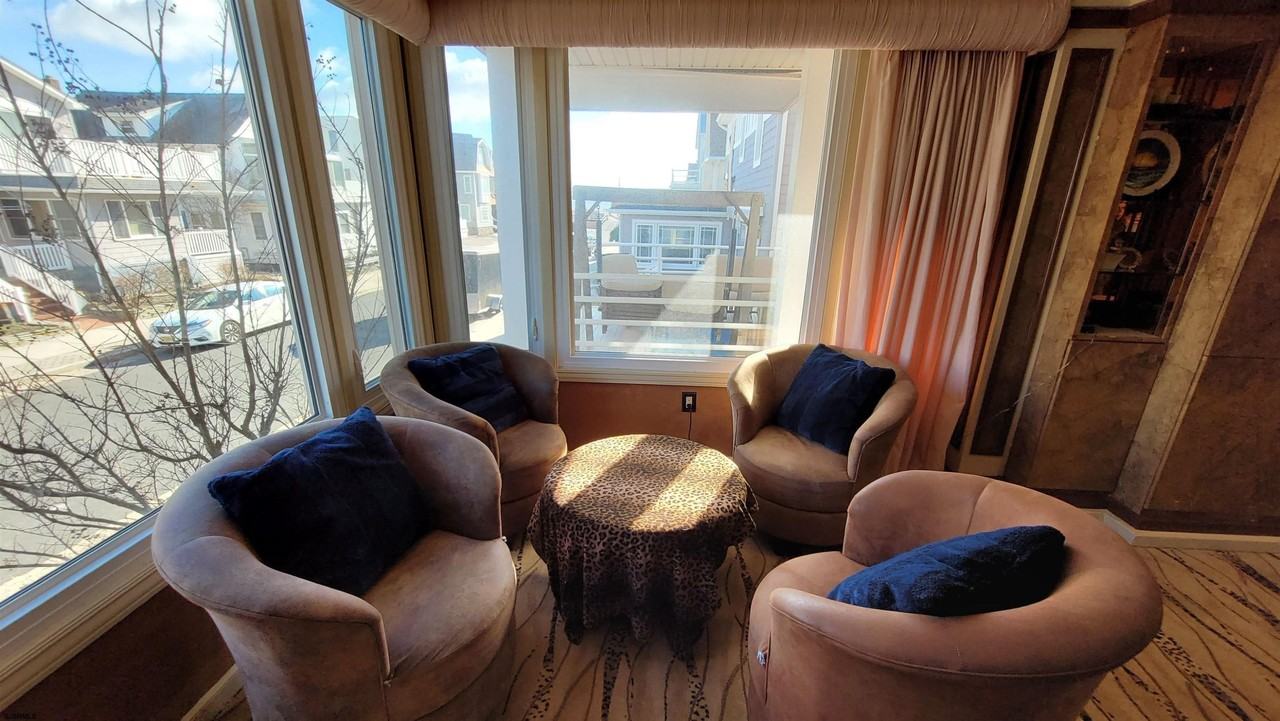 104 S Avolyn Ave - Photo 7 of 42